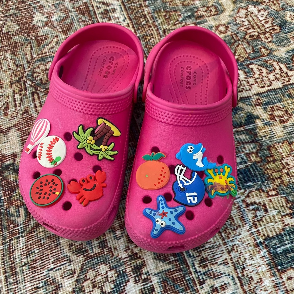 Kids pink crocs with jibbits. Sz 13. Hot pink. EUC